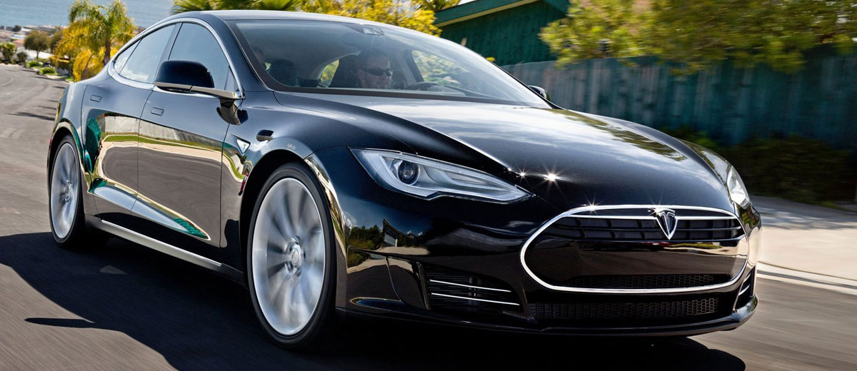 De indrukwekkende auto-pilot functie van de nieuwe Tesla S P85D