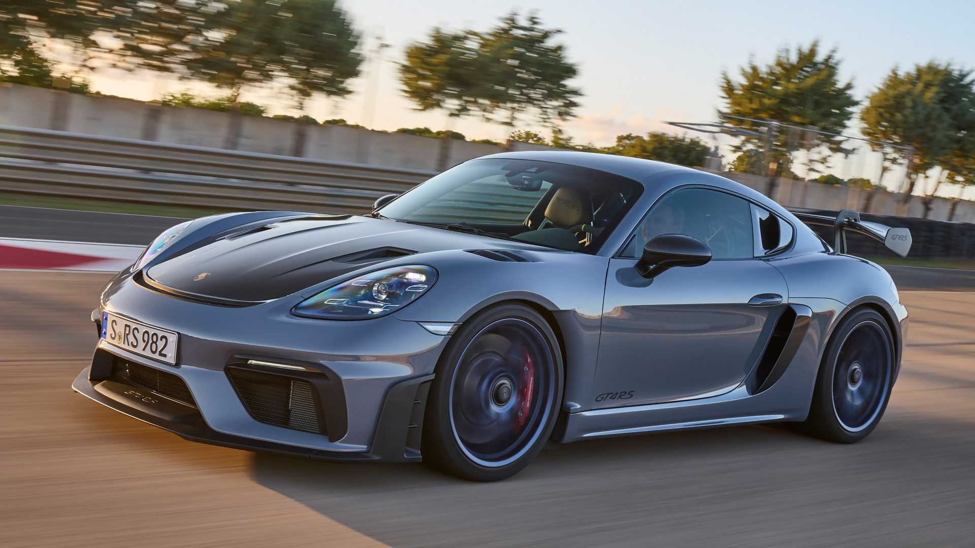 De Porsche 718 Cayman GT4 RS 2022 is een monster van 493 pk en 9000 tpm